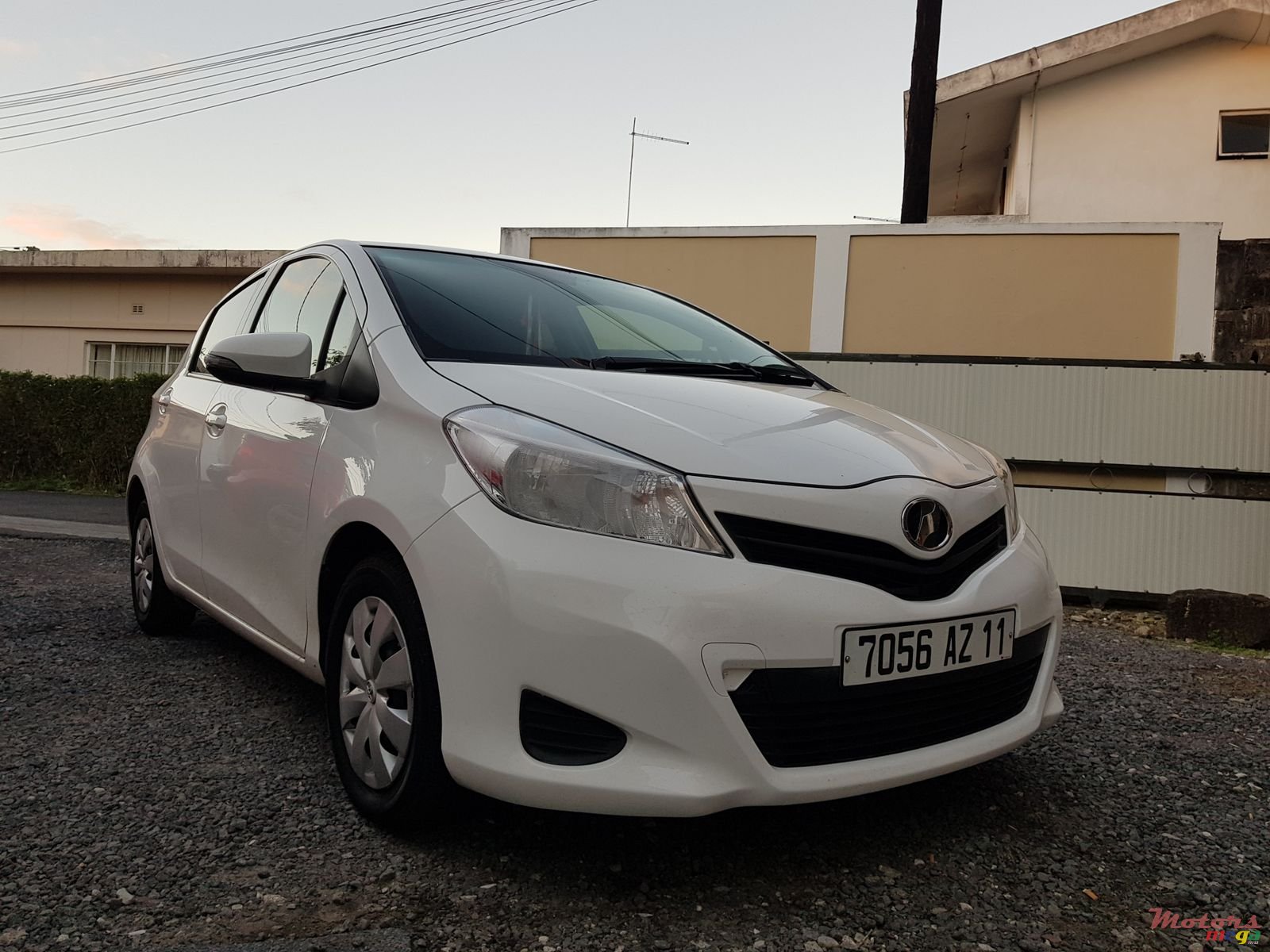 2011' Toyota Vitz 1330 photo #1