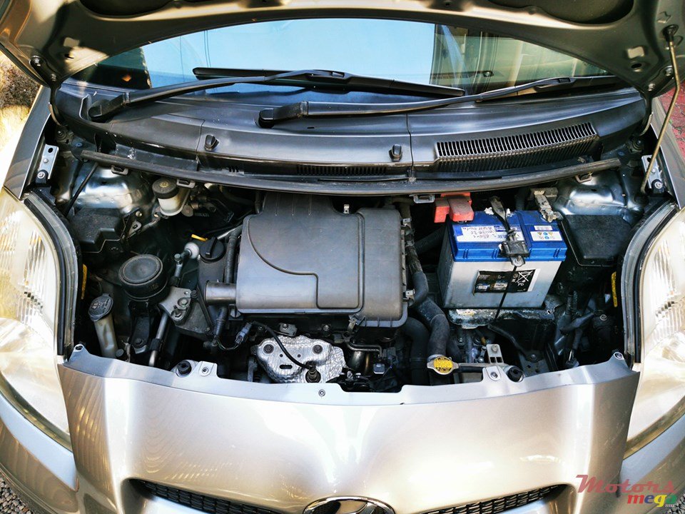 2010' Toyota Vitz photo #6