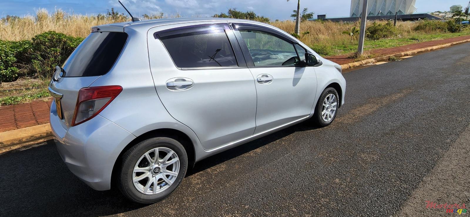 2011' Toyota Vitz 1000Cc photo #2