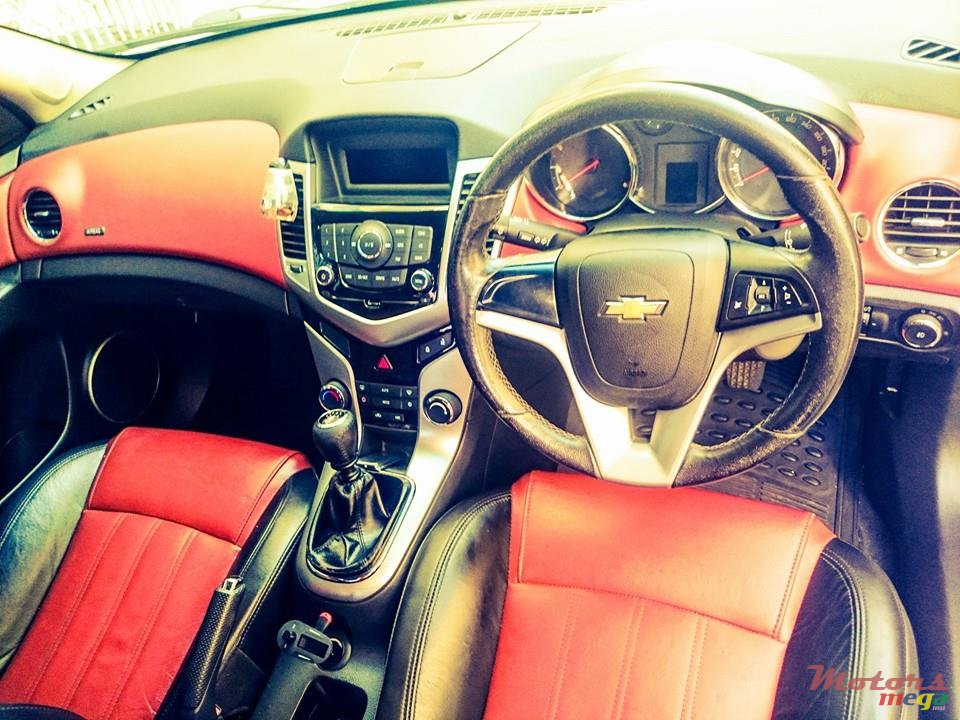 2011' Chevrolet Cruze LT photo #3