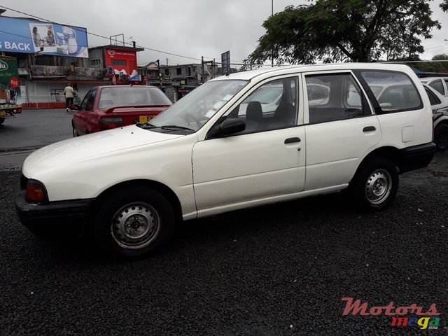 1992' Nissan Sunny photo #1