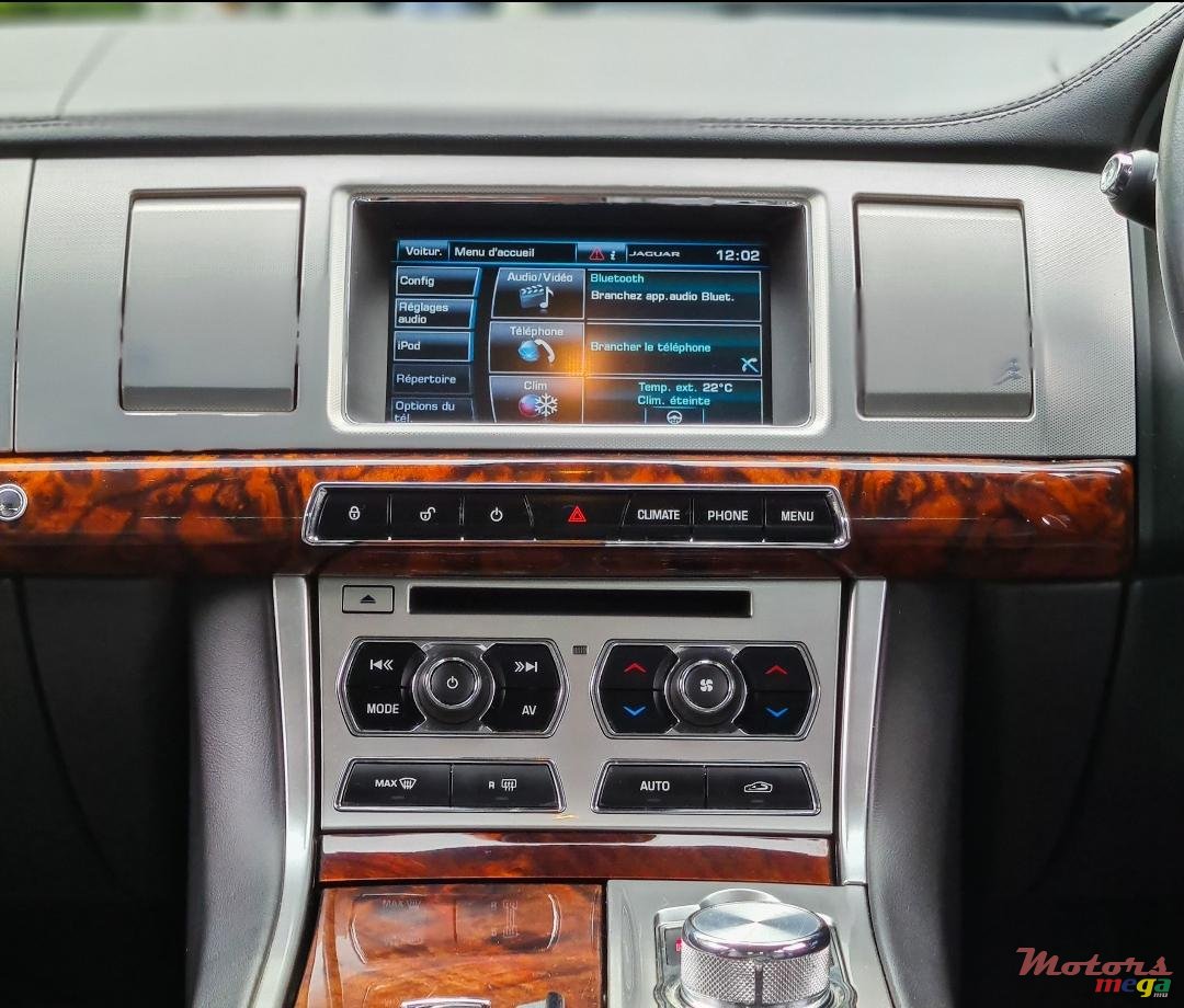 2015' Jaguar XF photo #5