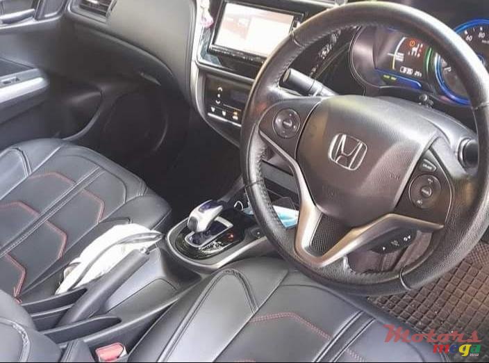 2016' Honda Grace photo #6