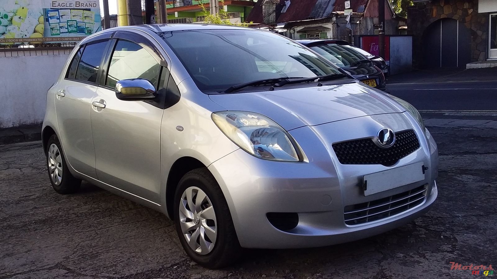 2005' Toyota Vitz photo #1