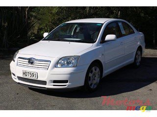 2004' Toyota Avensis photo #1