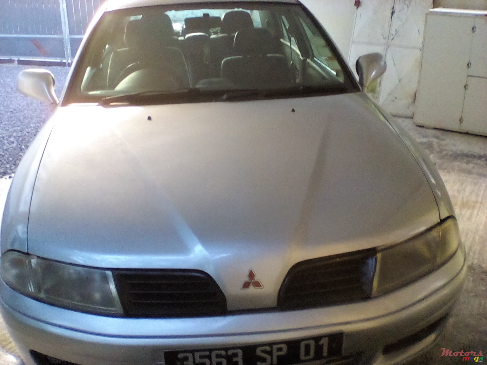 2001' Mitsubishi Carisma photo #1