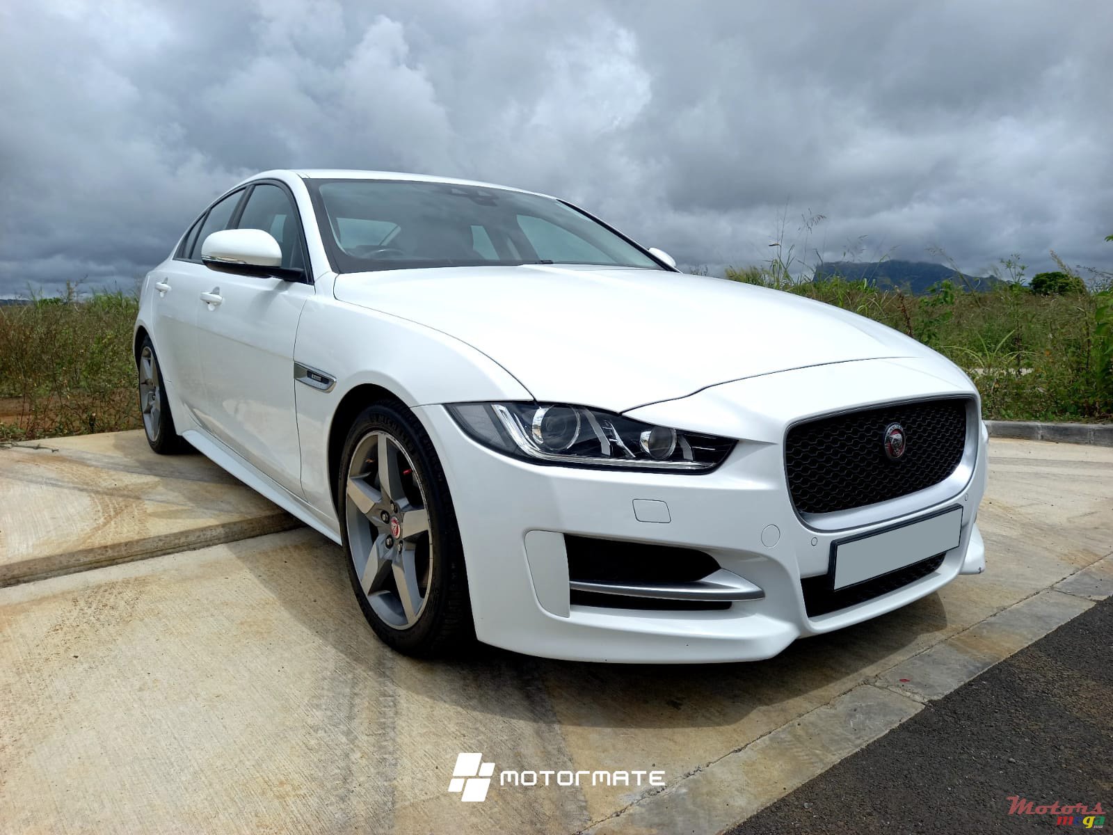 2016' Jaguar XE R-SPORT photo #1