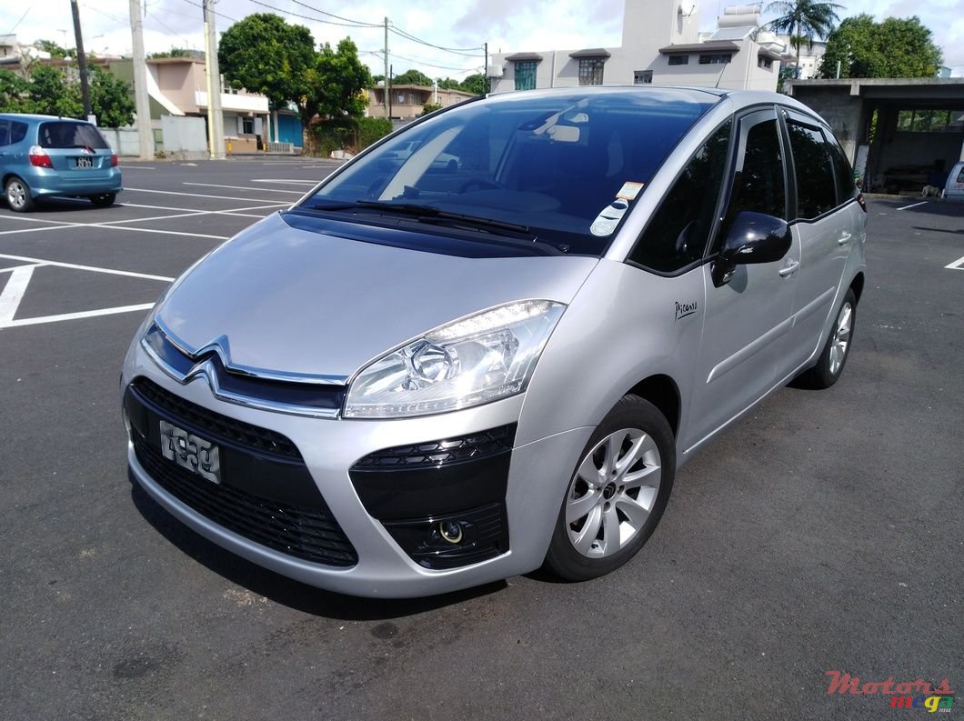 2012' Citroen C4 Picasso photo #1