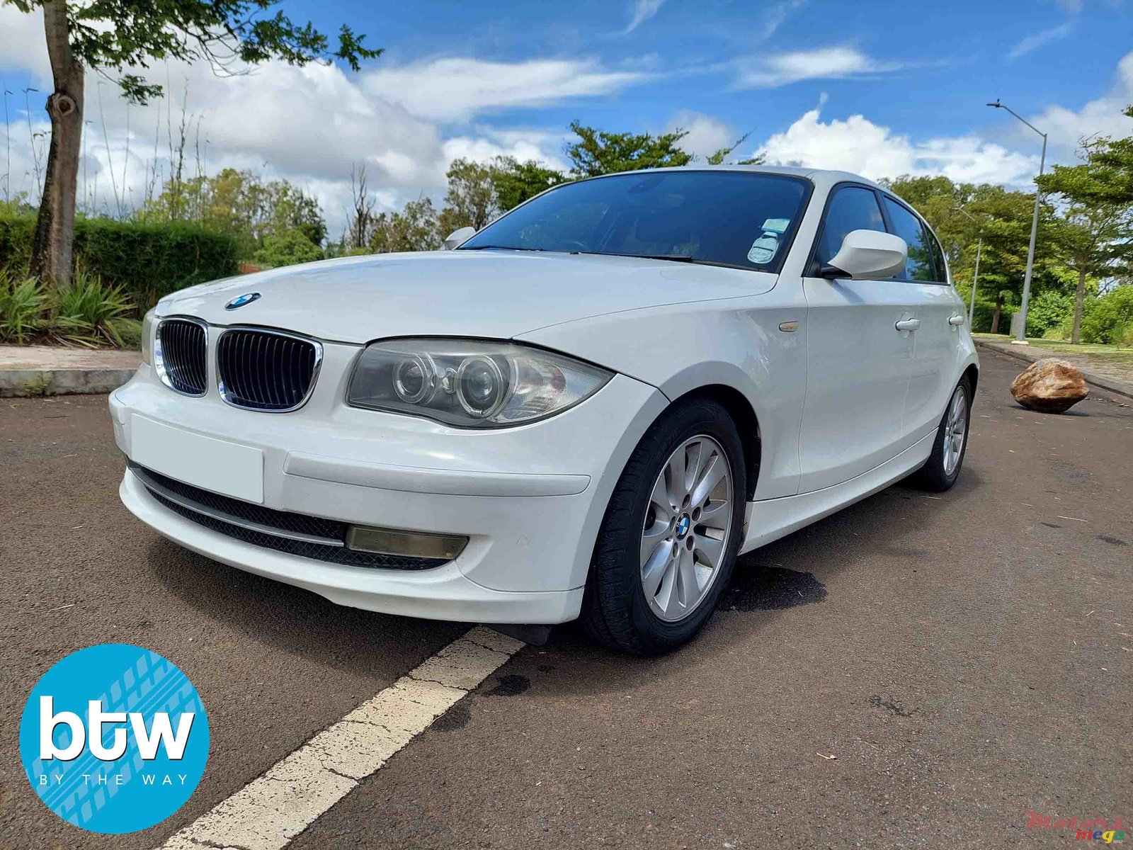 2011' BMW 1 Series photo #2