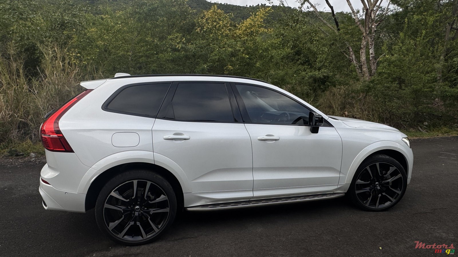 2023' Volvo XC60 Ultimate Dark T8 photo #5