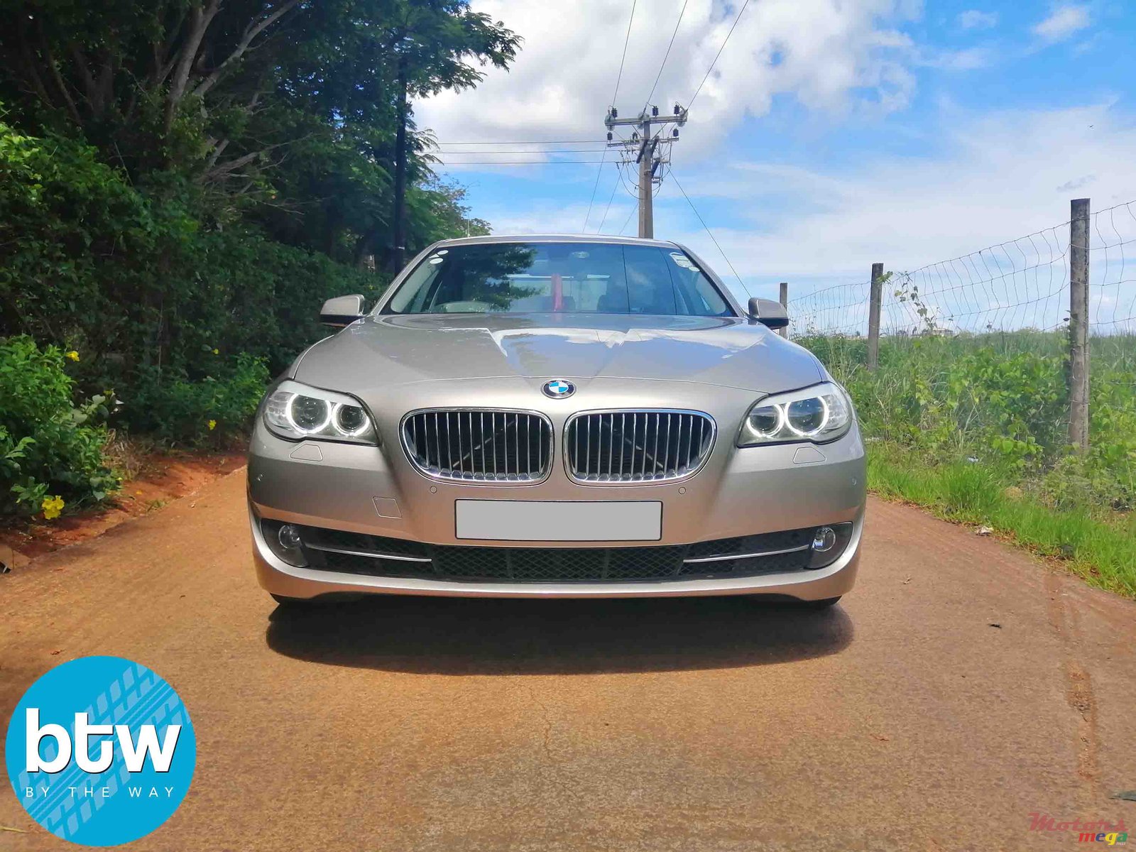 2012' BMW 5 Series 520i photo #3