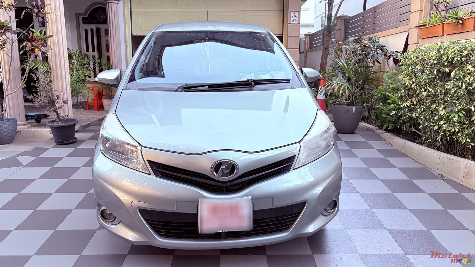 2011' Toyota Vitz photo #2