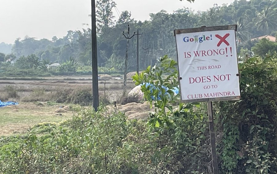 People Erect Sign to Tell Drivers That Google Maps Is Wrong