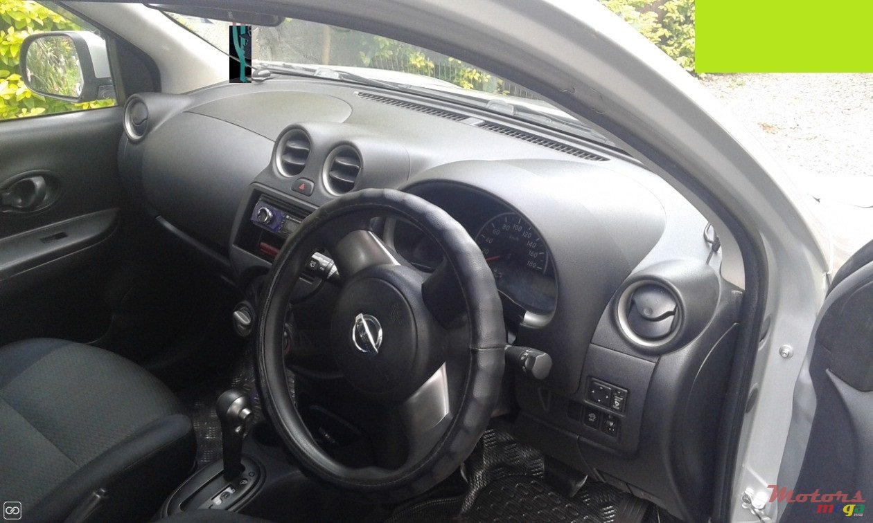 2011' Nissan photo #2