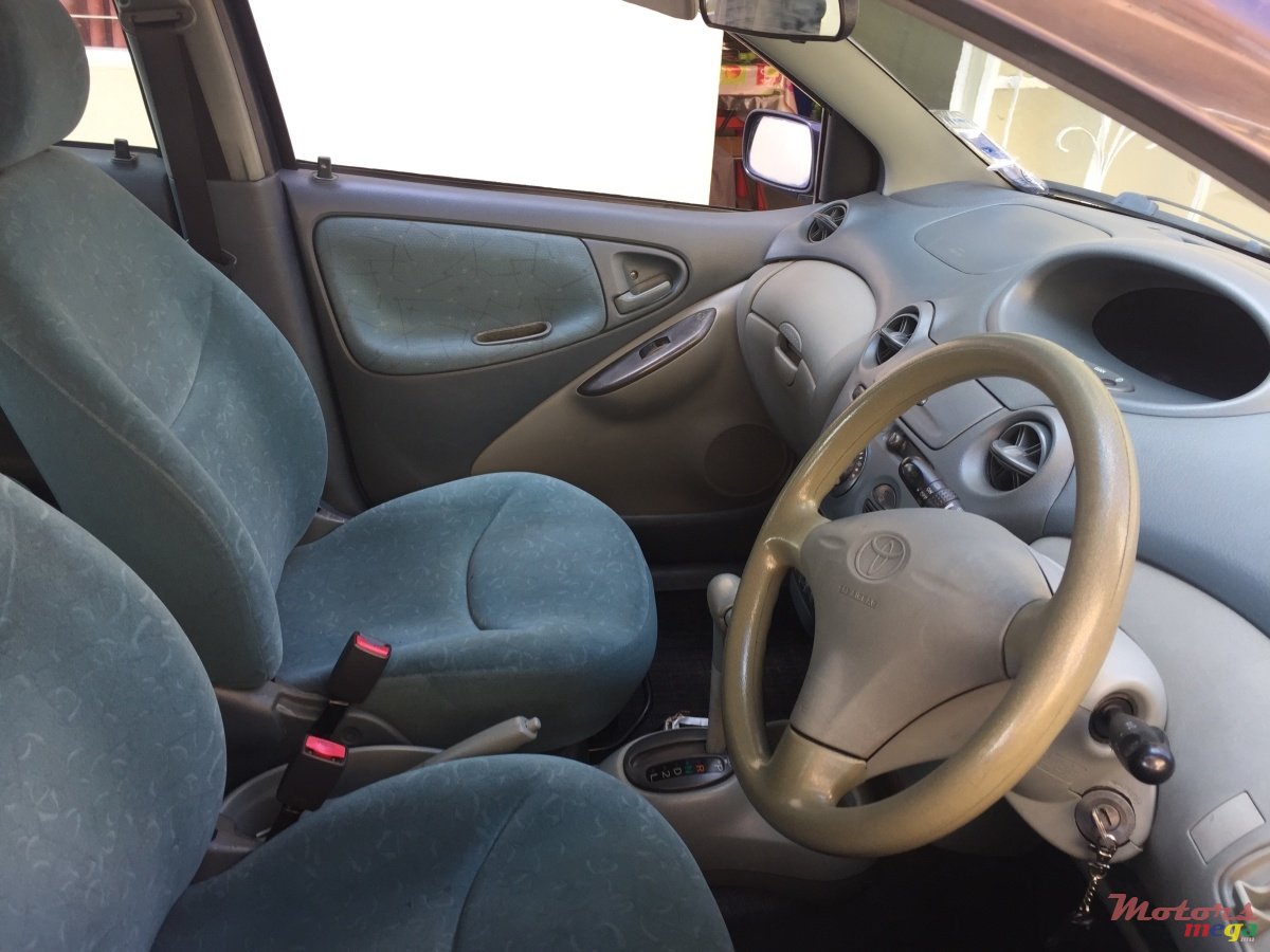 2000' Toyota Vitz photo #2