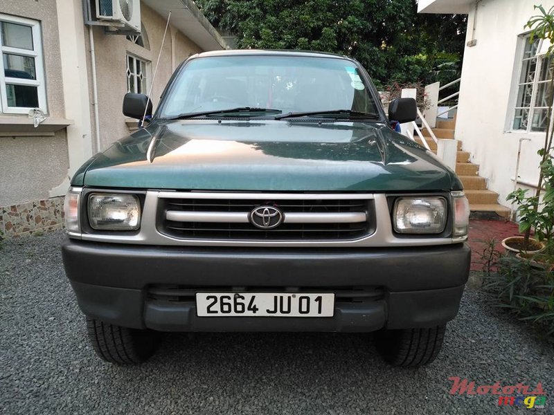 2001' Toyota Hilux photo #1