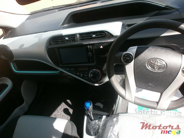 2013' Toyota Prius aqua japan photo #6