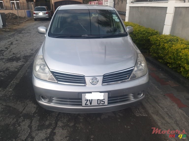 2005' Nissan Tiida photo #1