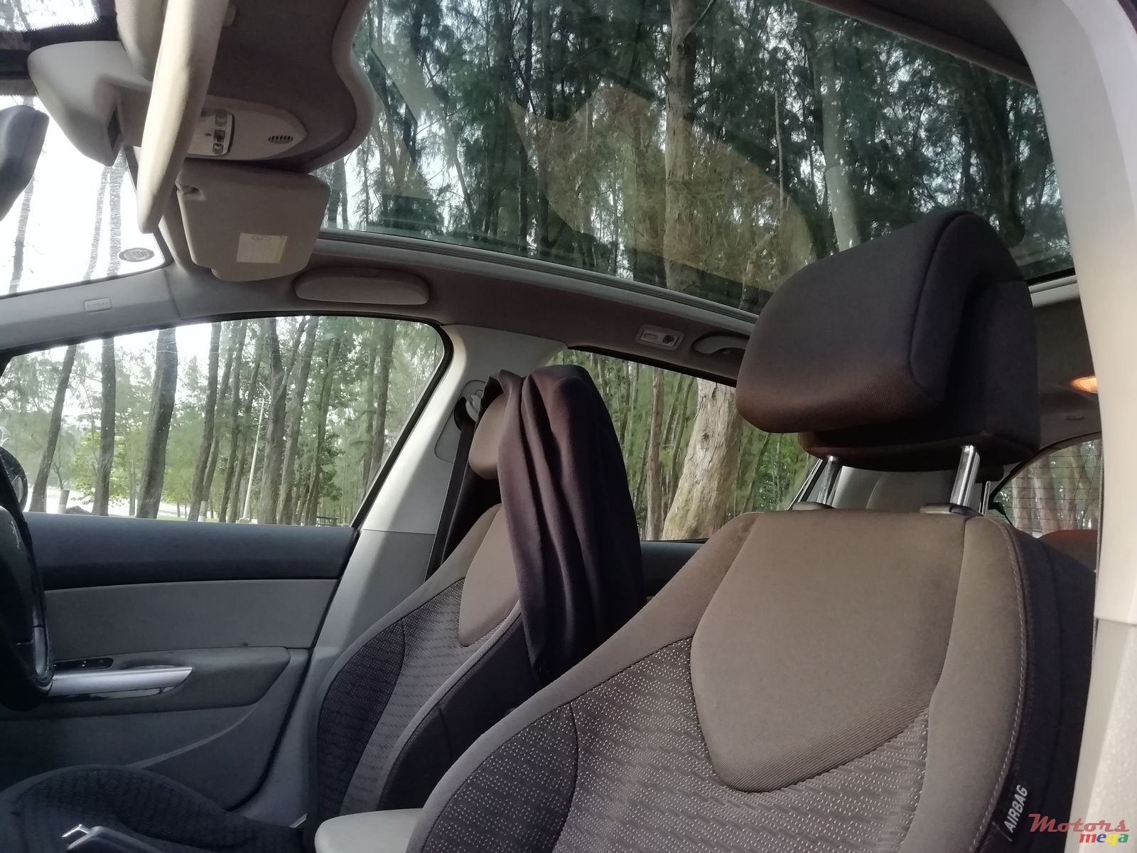 2010' Peugeot 308 With glass roof photo #2