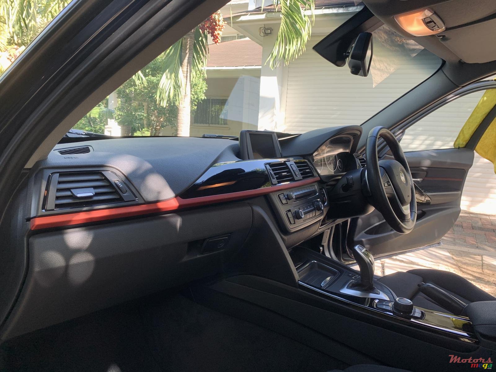 2012' BMW 3 Series 320i 2L TwinPower Turbo photo #3