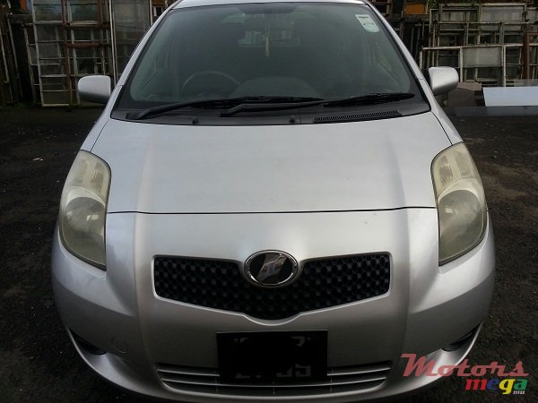 2005' Toyota Vitz photo #3