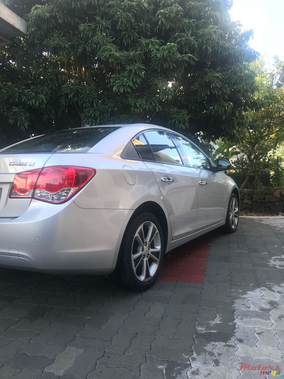 2010' Chevrolet Cruze photo #2