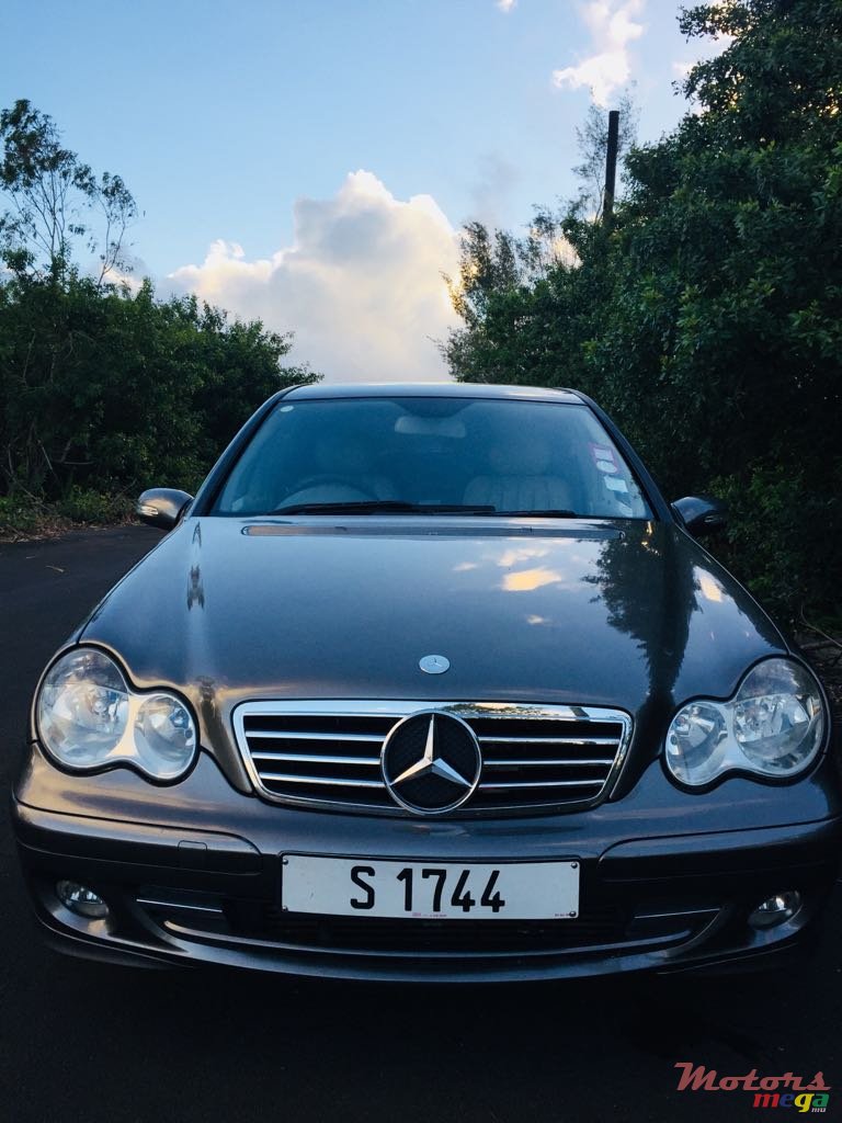 2005' Mercedes-Benz C-Class C220 Kompressor photo #5