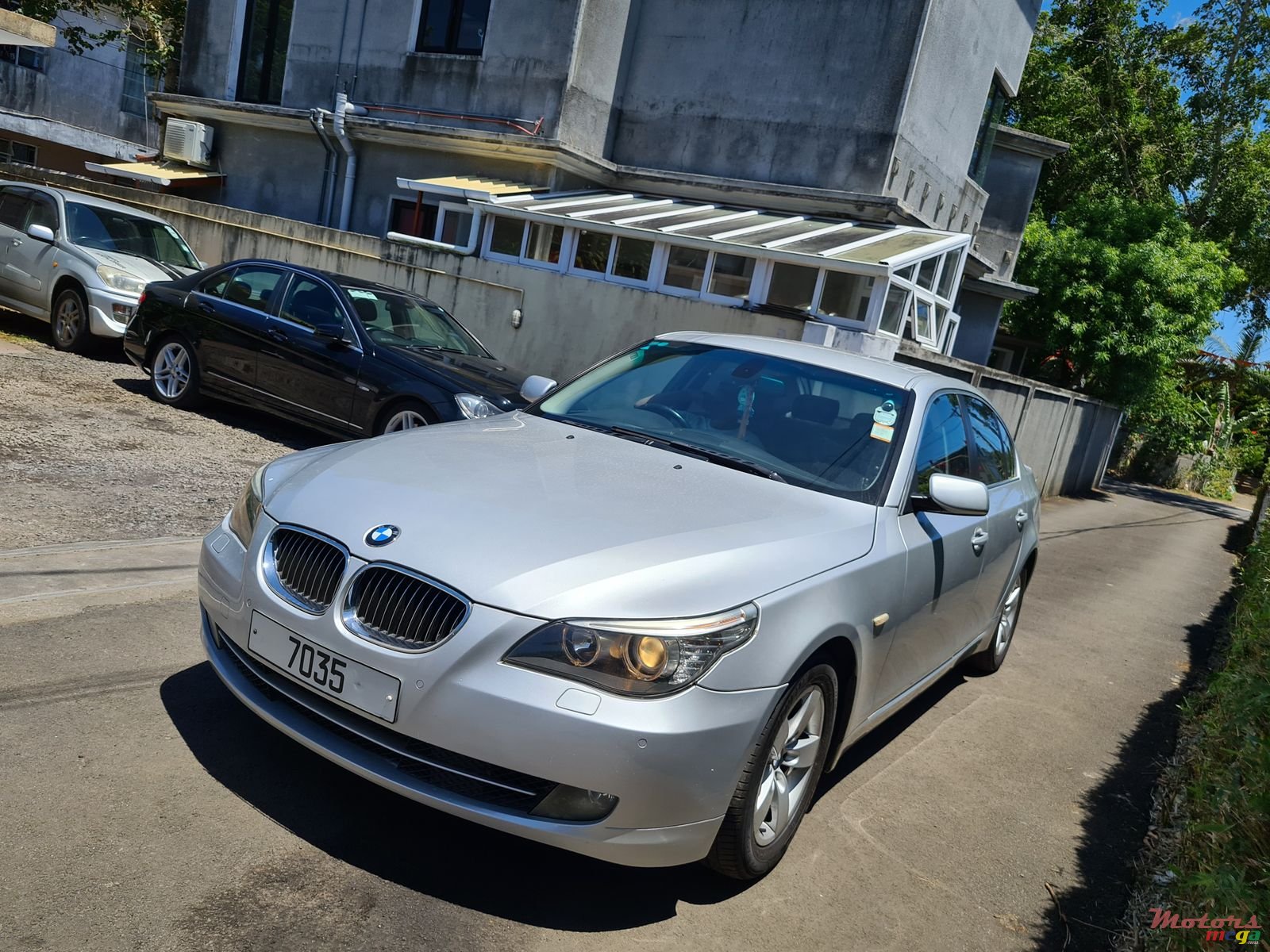 2009' BMW 523 photo #2