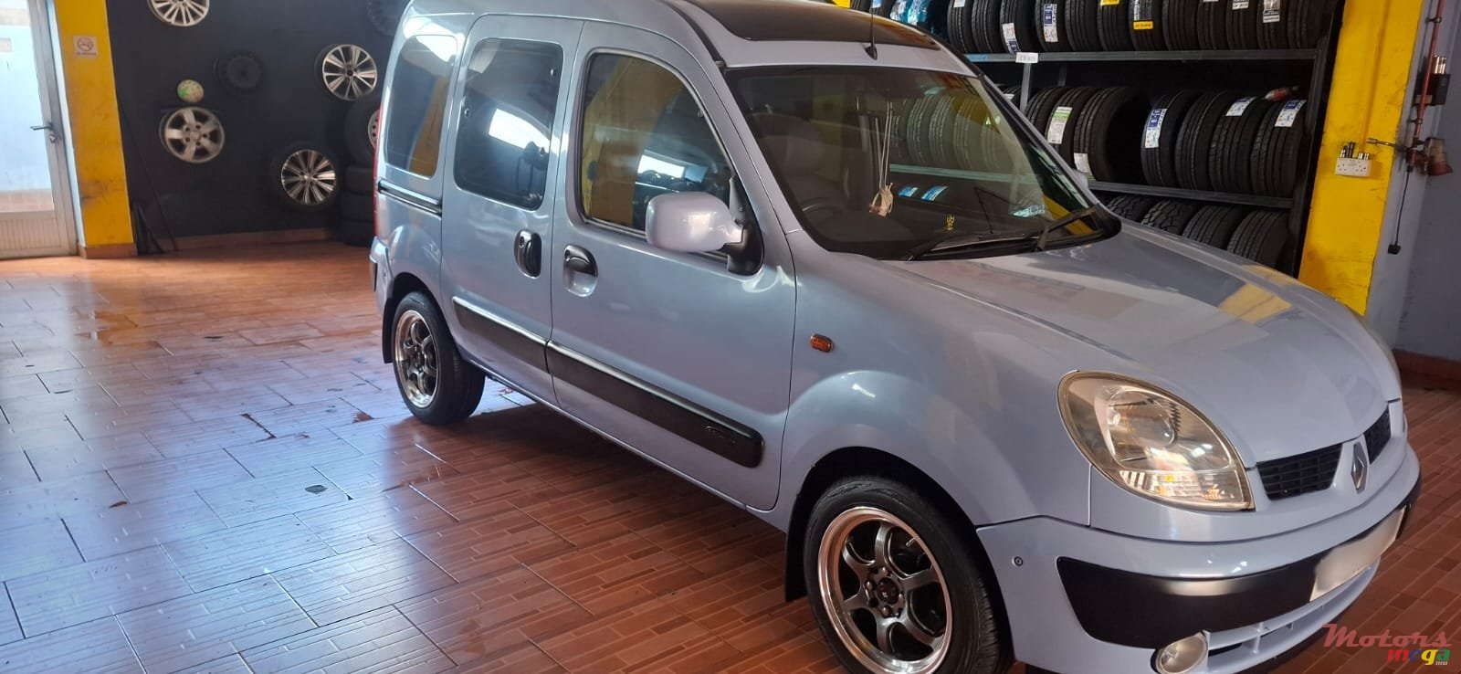 2005' Renault photo #1