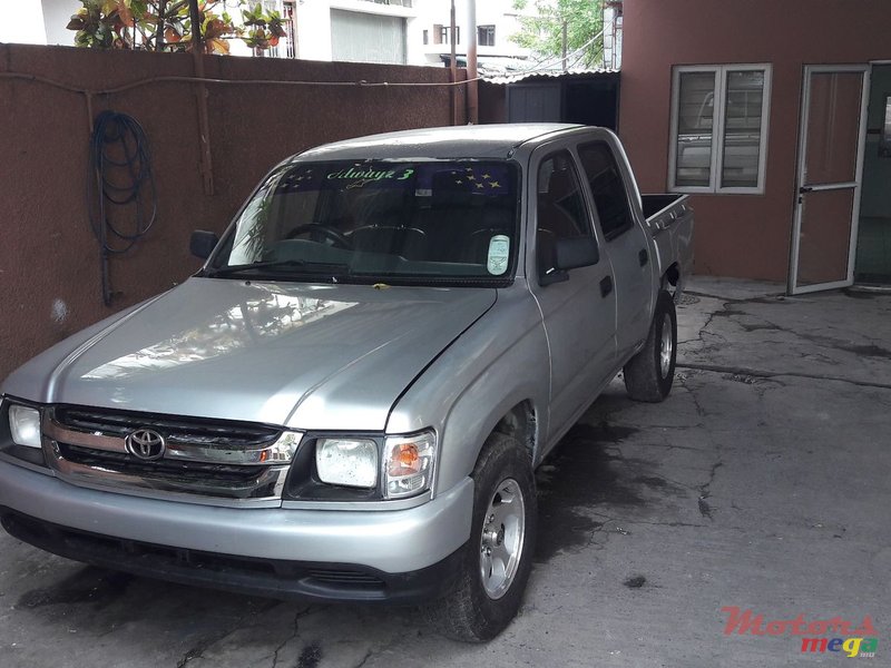 2003' Toyota Hilux photo #1