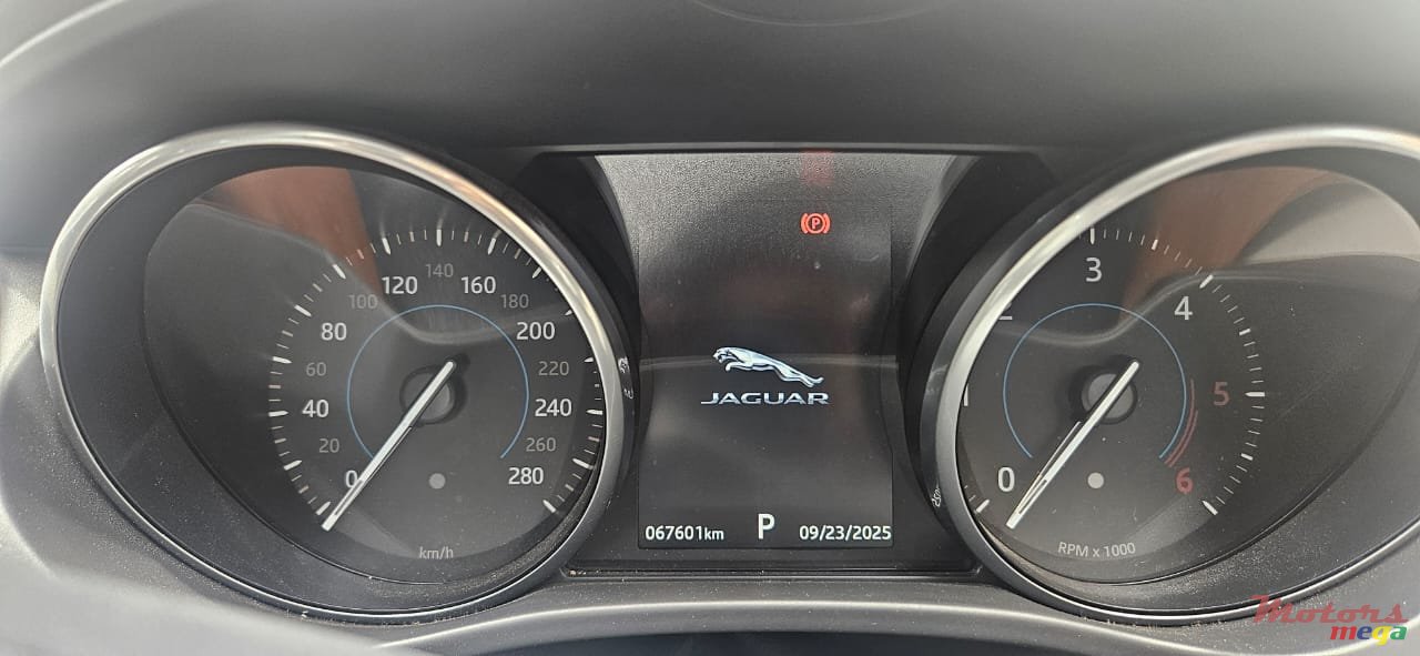 2017' Jaguar F-Pace photo #5