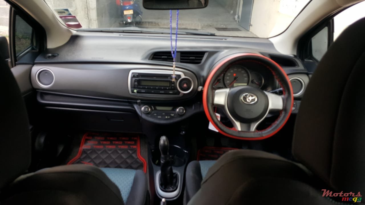 2011' Toyota Vitz RS photo #6