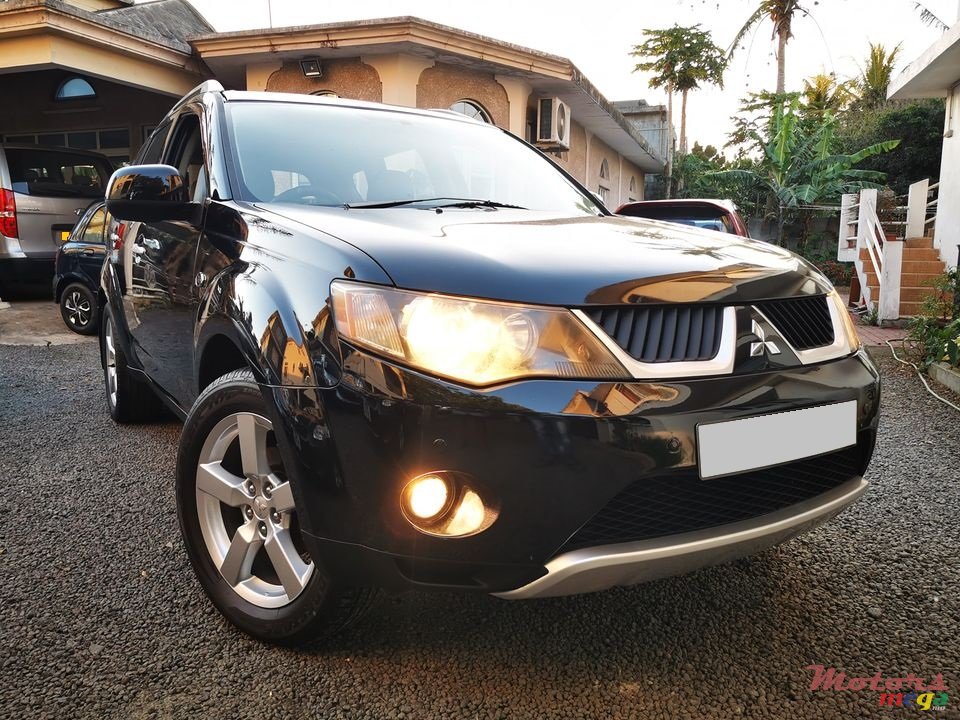 2008' Mitsubishi Outlander photo #2