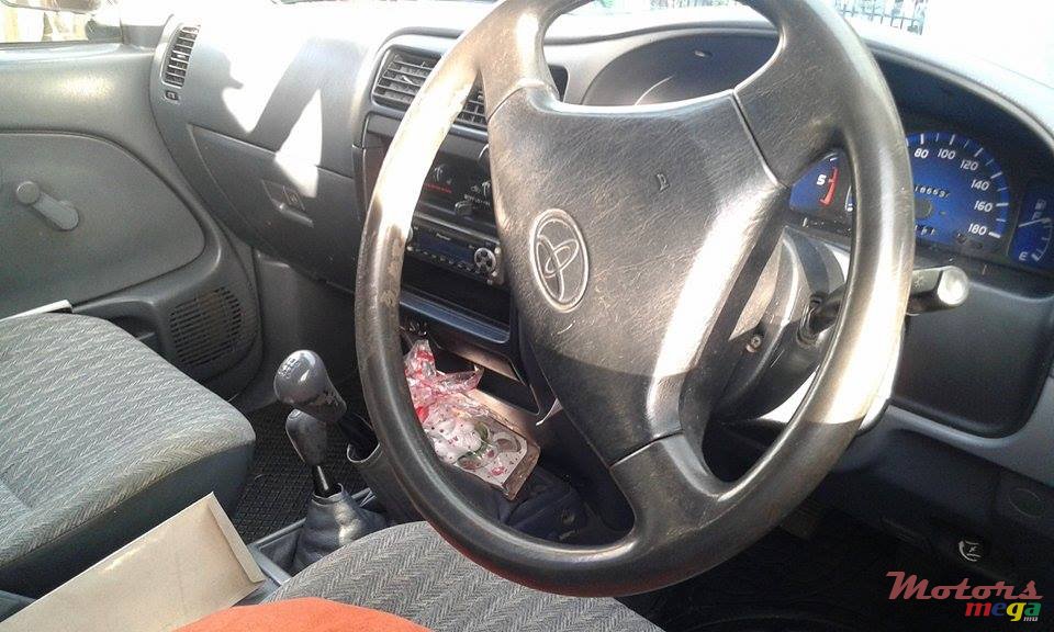 2002' Toyota Hilux photo #3