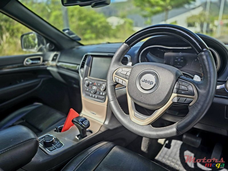 2016' Jeep Grand Cherokee photo #7