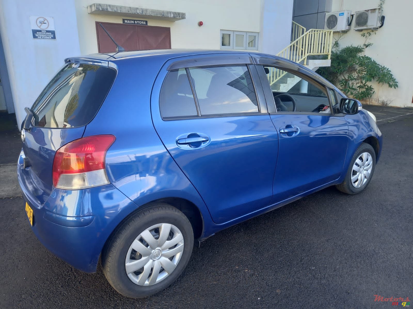 2009' Toyota Vitz photo #2