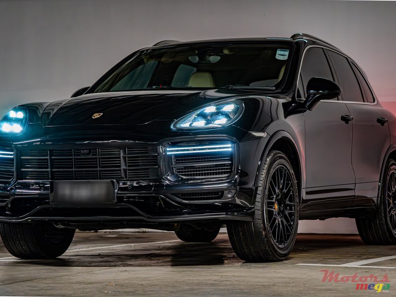 2022' Porsche Cayenne photo #1