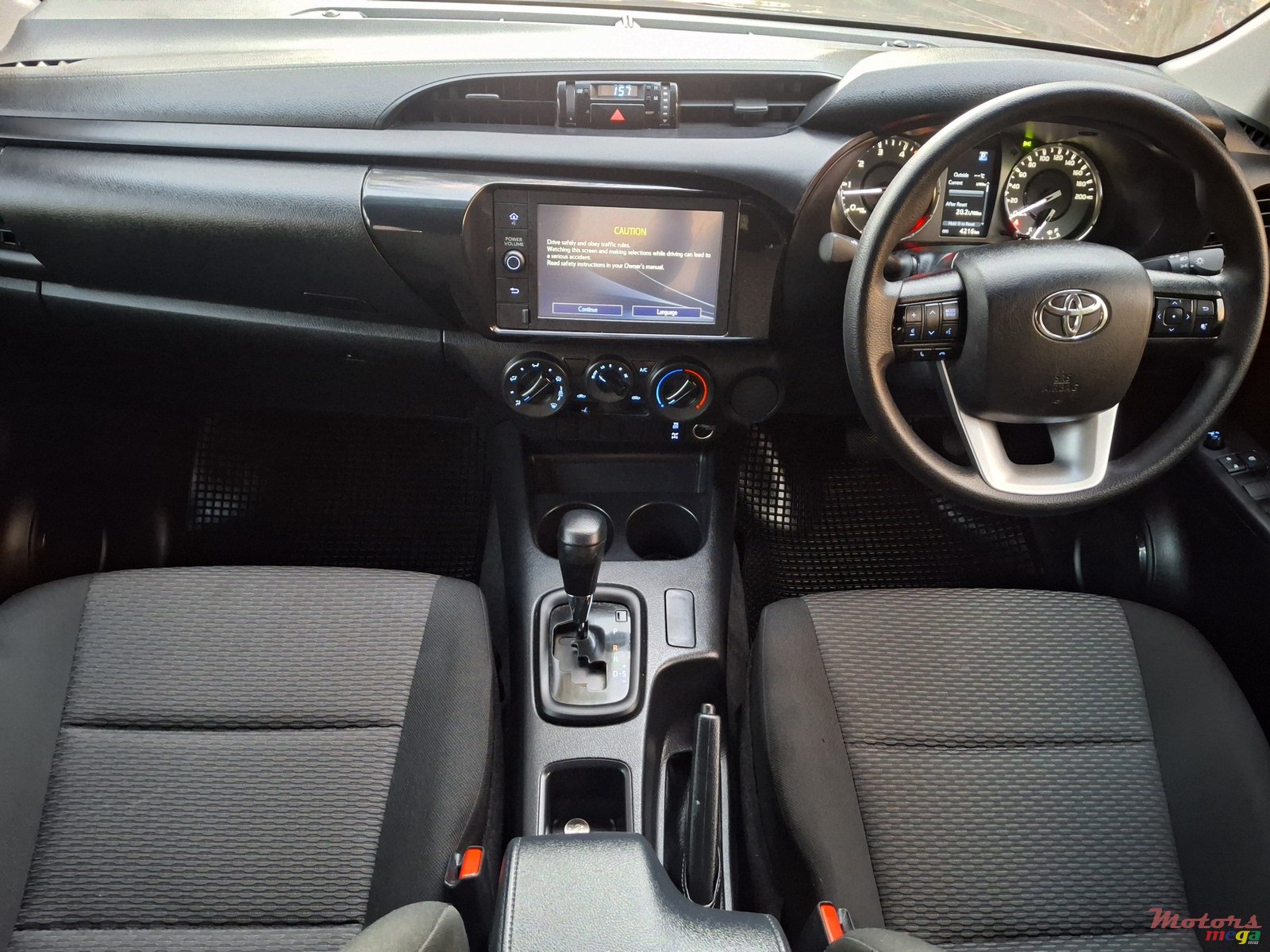 2023' Toyota Hilux photo #2