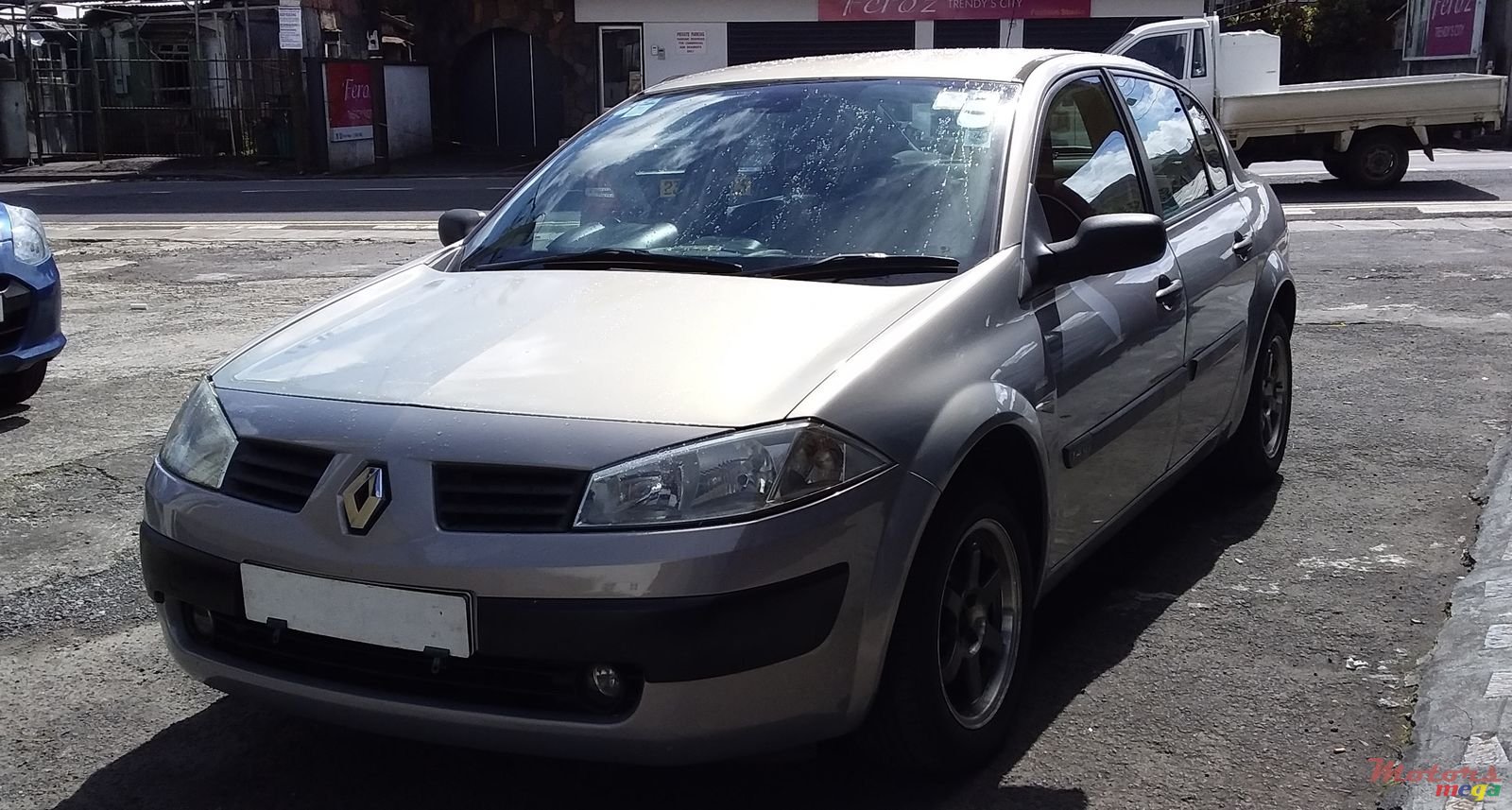 2004' Renault Megane photo #2