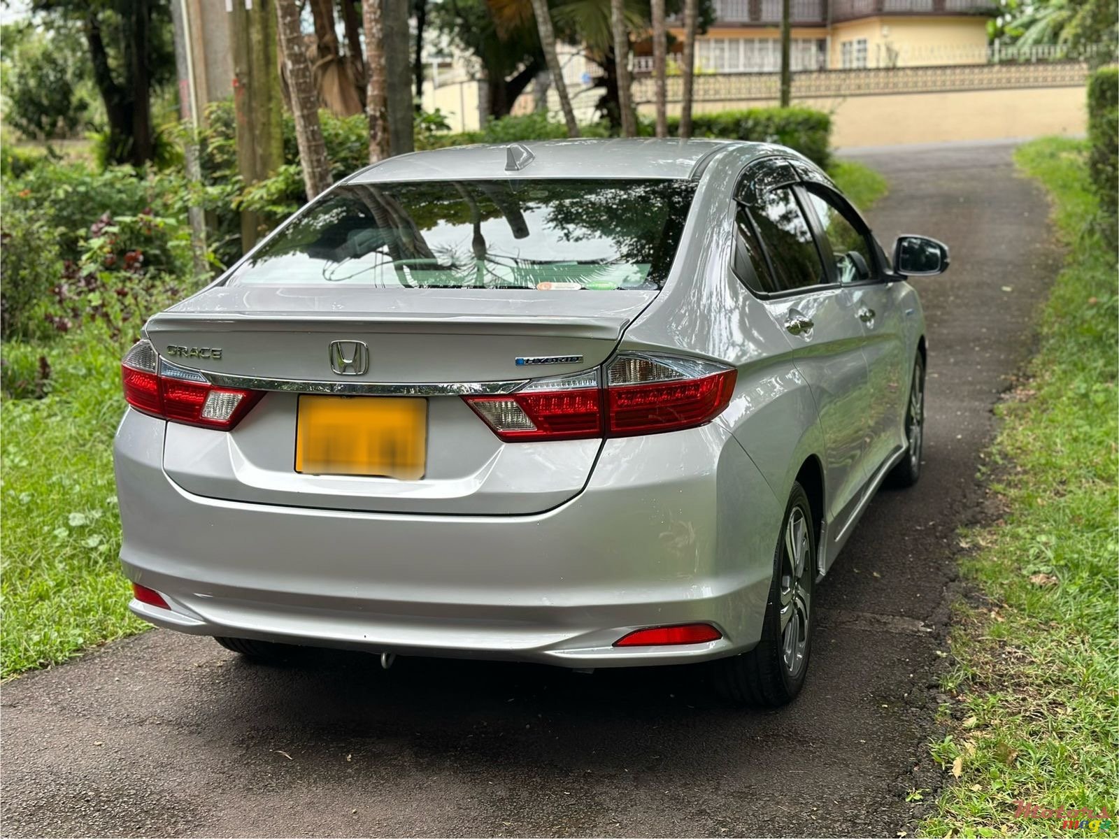 2016' Honda Grace photo #3