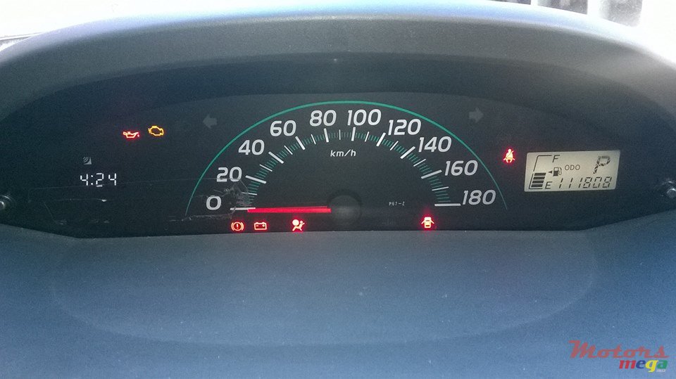 2005' Toyota Vitz photo #3