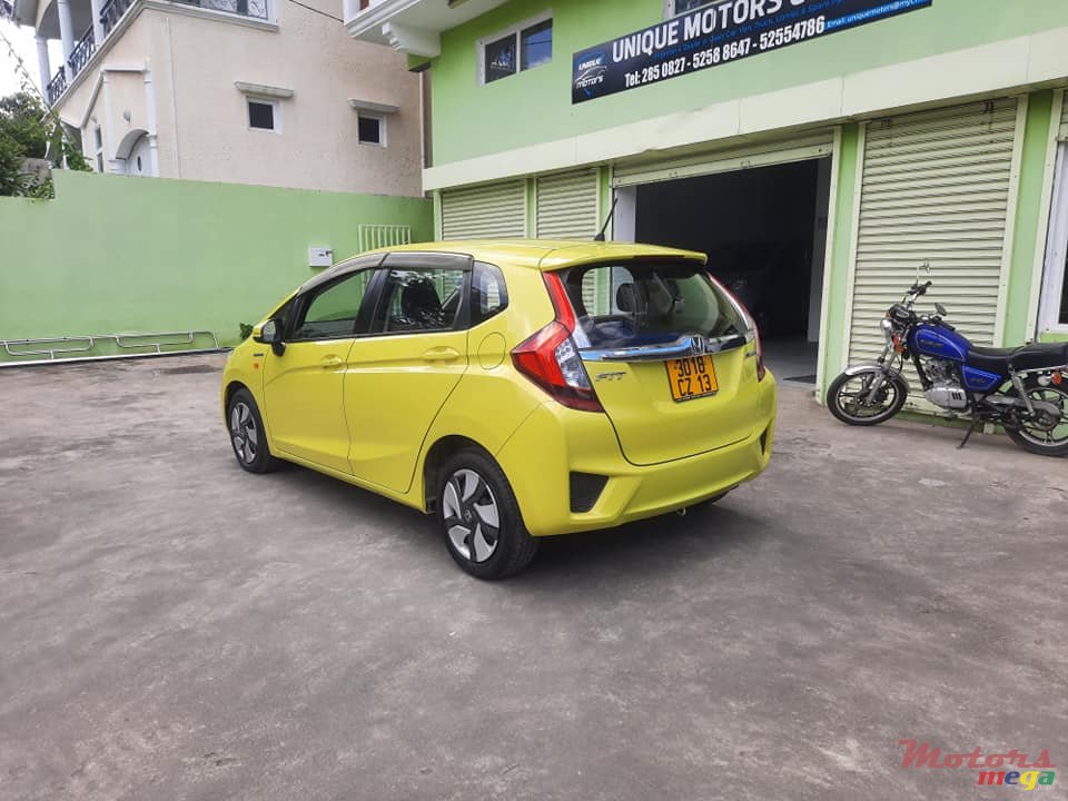 2013' Honda Fit Hybrid photo #2