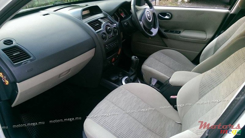 2007' Renault Megane photo #5