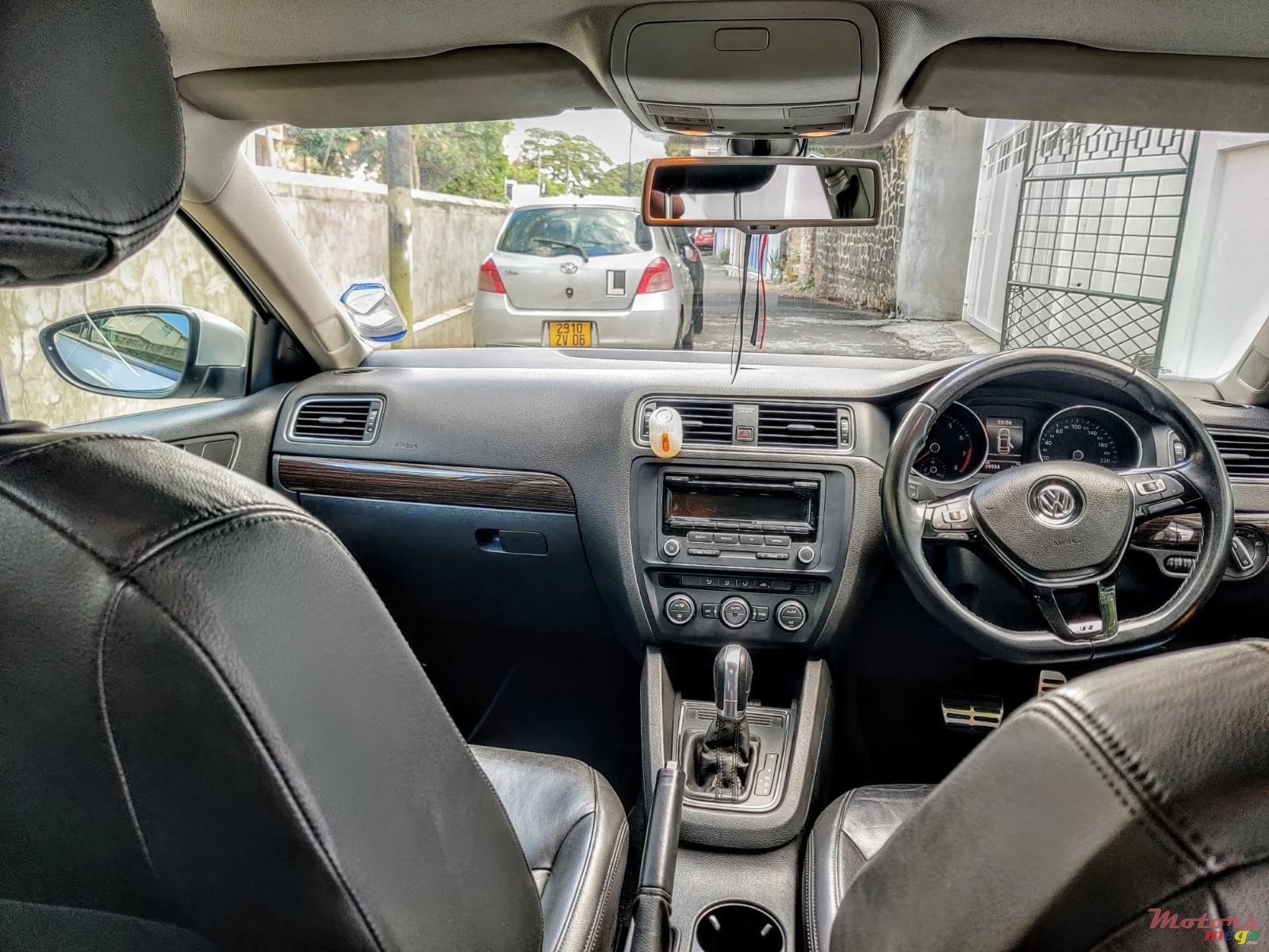 2015' Volkswagen Jetta TSI R-Line photo #5