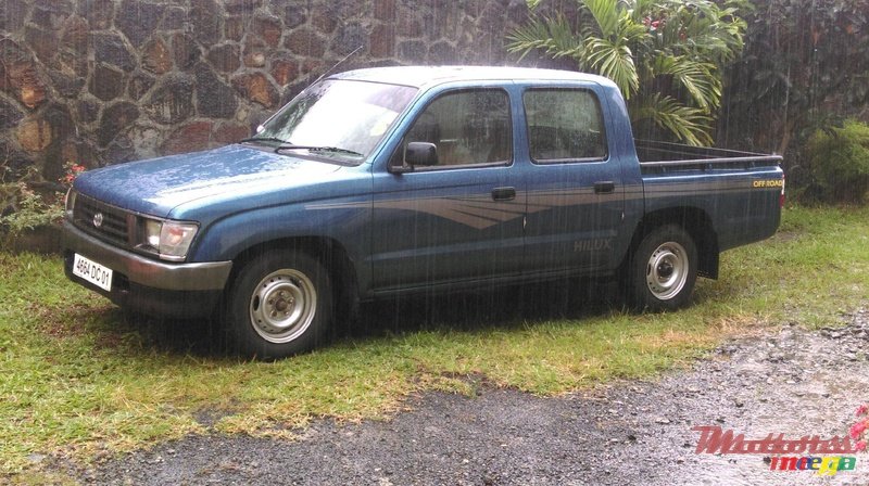 2001' Toyota Hilux photo #1