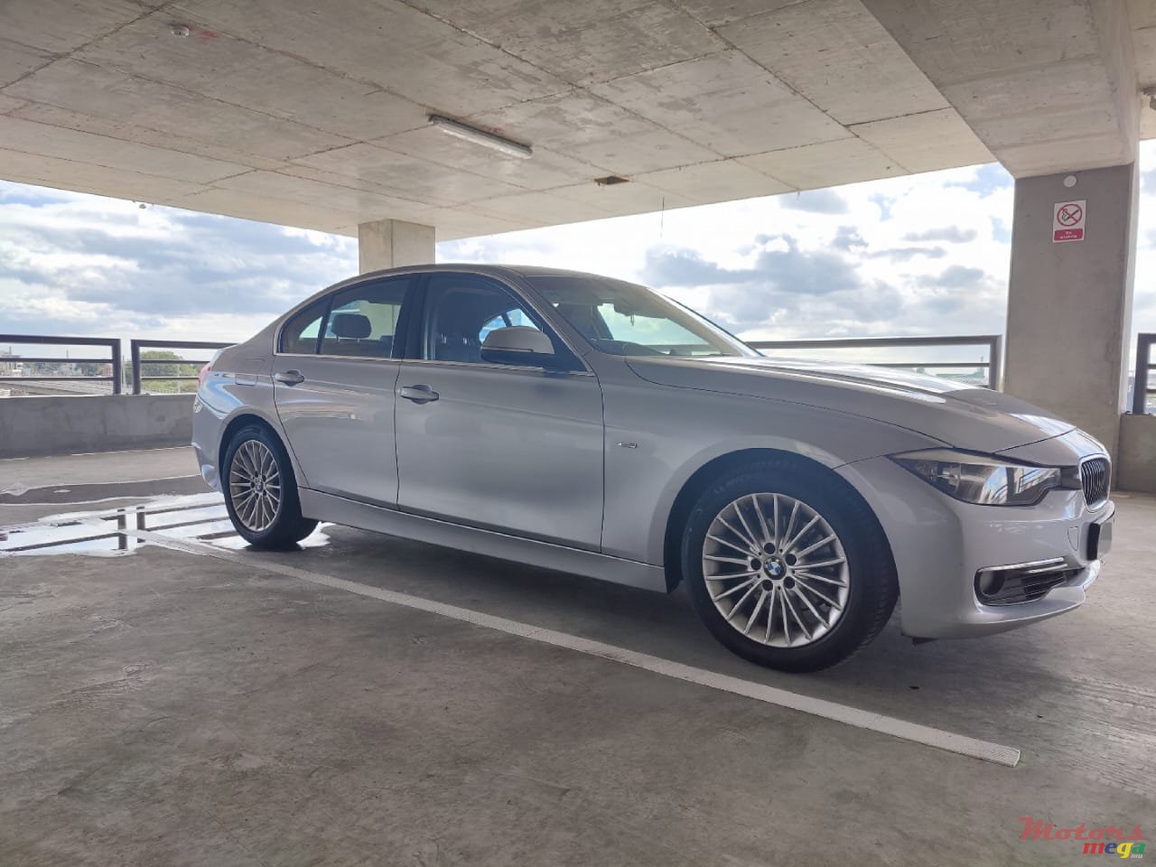 2012' BMW 320 photo #1