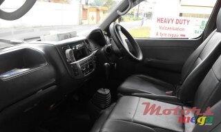 2004' Nissan Urvan MicroBus photo #3