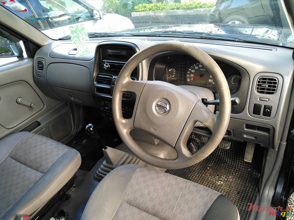 2007' Nissan Navara photo #4