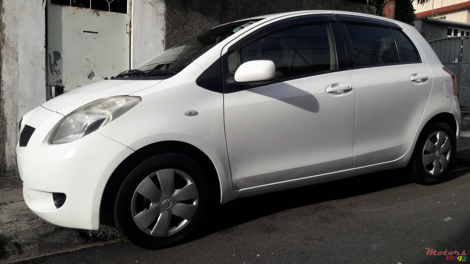 2006' Toyota Vitz photo #1