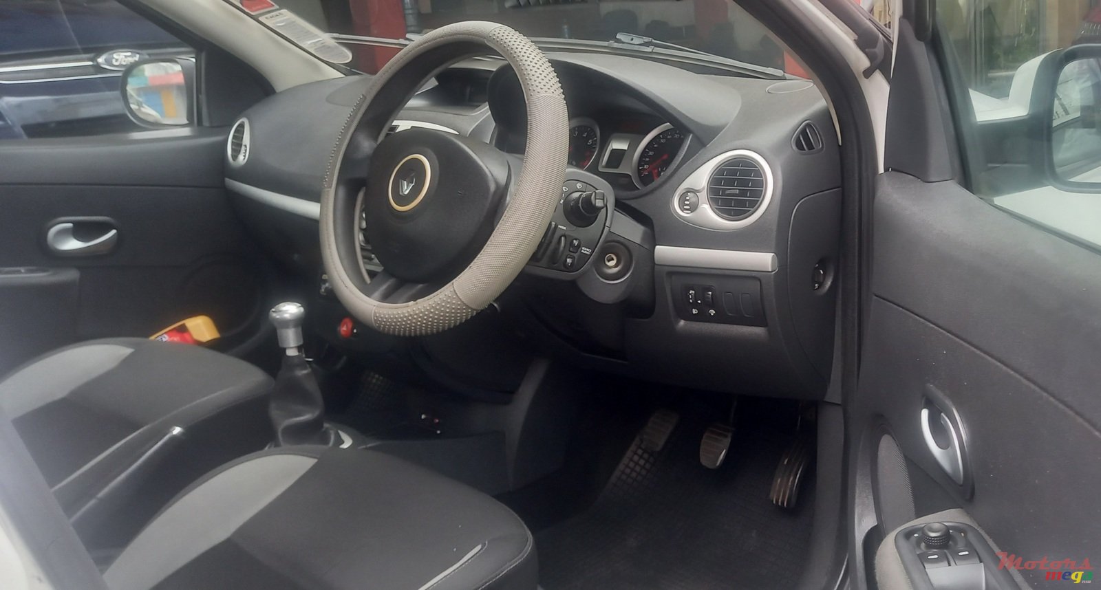 2011' Renault Clio III photo #2